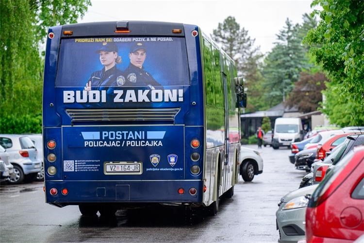 Slika \PU_V\vijesti\2024\Autobus - Postani policajac\policijakampanja (1 of 9).jpg